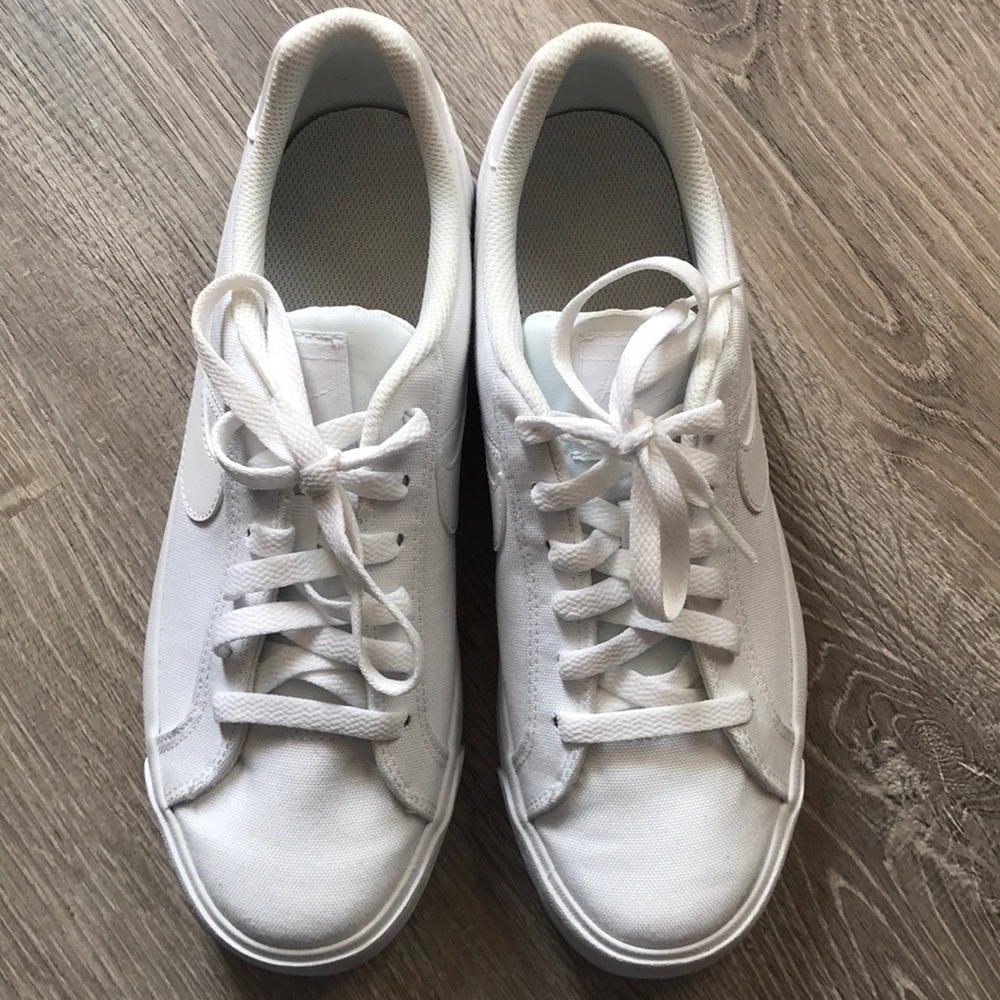 Nike white snickers size 8.5
